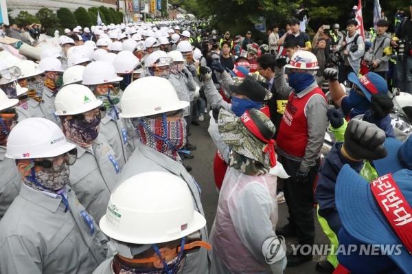 마주 보고 대치하는 현대중공업 노사 [사진=연합뉴스]