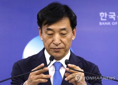 이주열 한국은행 총재가 18일 서울 한국은행 기자실에서 금융통화위원회의 금리 인하 결정 배경을 설명하고 있다. [사진=연합뉴스]