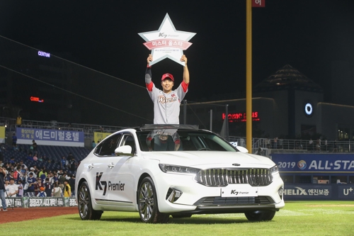 2019 KBO 올스타전 MVP로 선정된 한동민 선수가 포즈를 취하고 있다. [사진=기아자동차]