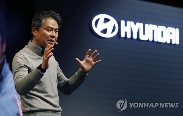 세계 최대 가전·IT 박람회인 'CES(Consumer Electronics Show) 2019' 개막을 하루 앞둔 7일(현지시간) 오후 미국 네바다주 라스베이거스 만델라베이 호텔 컨벤션센터에서 열린 2019 현대자동차 프레스 컨퍼런스에서 조원홍 현대자동차 부사장이 미래차 시장 선점 목표 3대 핵심 과제에 대해 발표하고 있다. [사진=연합뉴스]