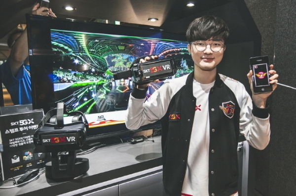 SK텔레콤 T1 선수단의 ‘페이커’ 이상혁 선수가 서울 종로에 위치한 ‘LoL 파크’에서 ‘LCK VR현장 생중계’와 Jump AR 서비스를 소개하고 있다. [사진=SK텔레콤]