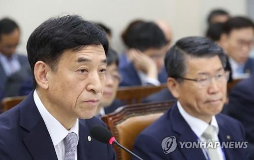 한국은행 이주열 총재(왼쪽)가 지난 23일 국회에서 열린 기획재정위원회 전체회의에서 의원 질의를 듣고 있다. [사진=연합뉴스]
