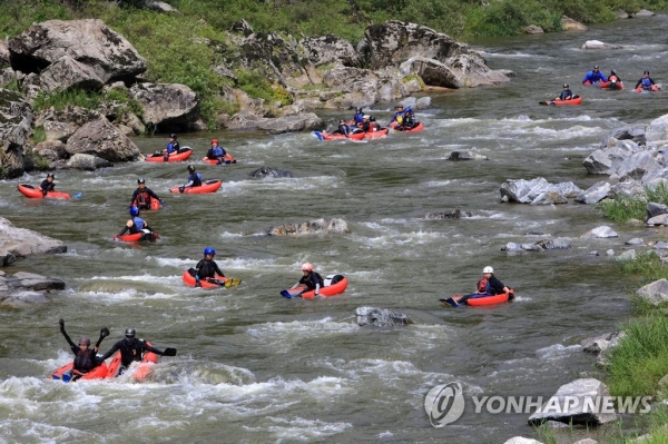 "무더위 싹 날려요" 인제 미산계곡 리버 버깅 [사진=연합뉴스]