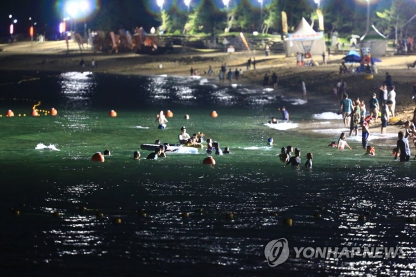 열대야에 잠 못 드는 밤 [사진=연합뉴스]