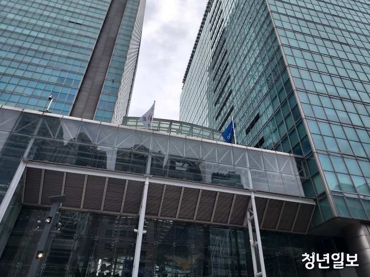 "관세 리스크에 건설 경기 침체 악재"…철강업계, '내우외환' 시름